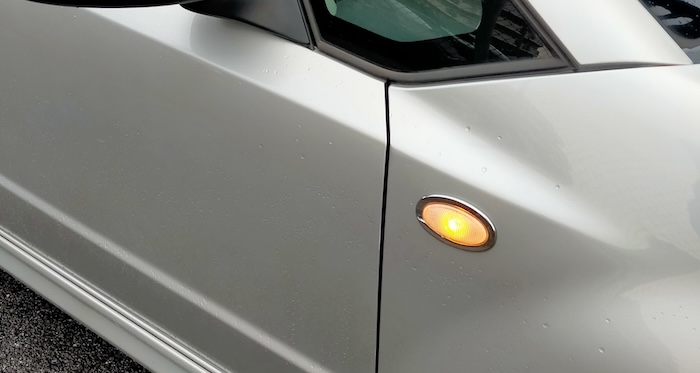 アンバー色のT10バルブ