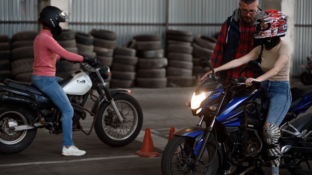 バイクの練習をする女性たち