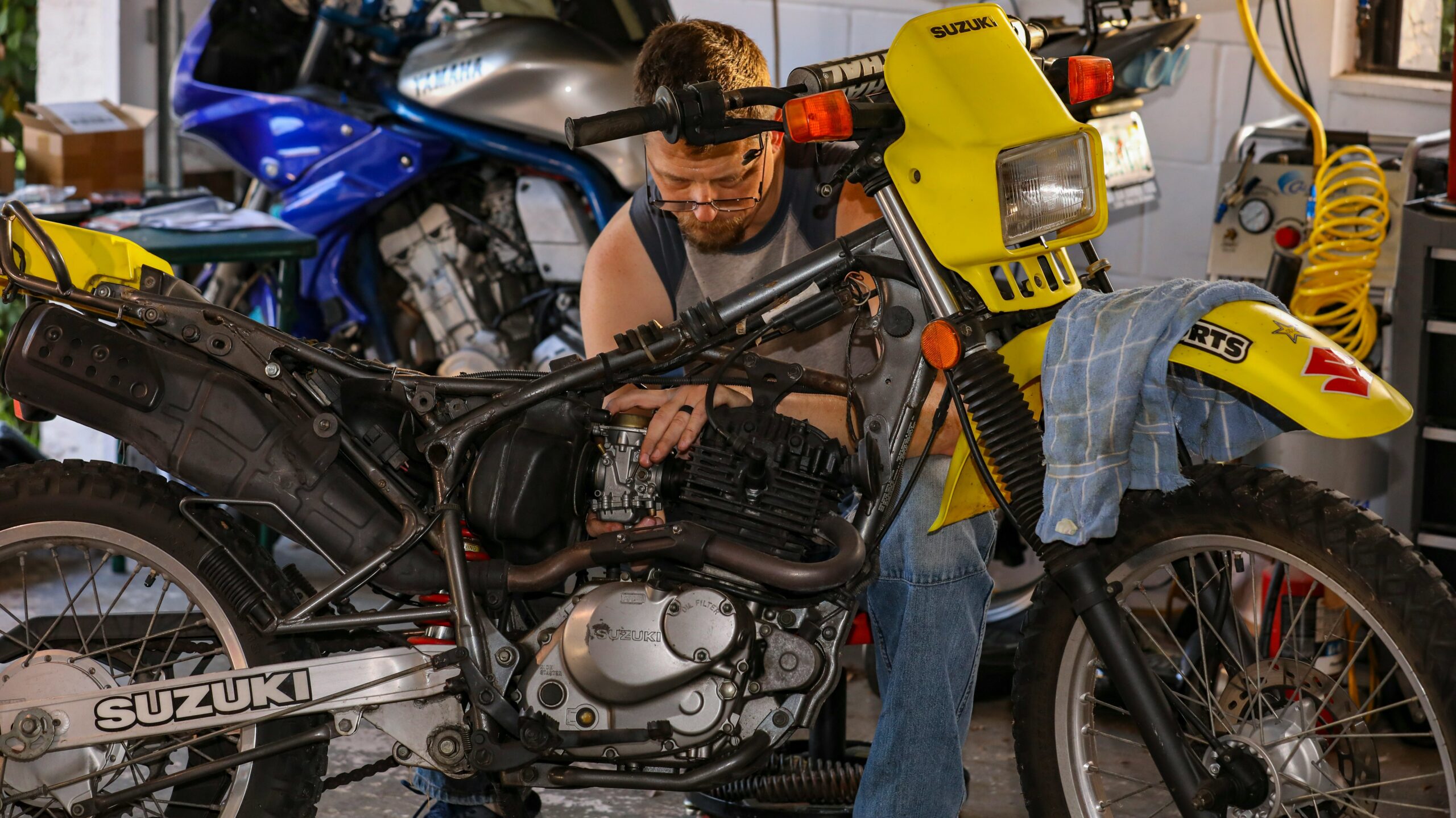 バイクのメンテナンスをする男性