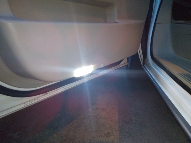 車のドア下ライトはカーテシランプ！取り付けるメリット、付け方を解説