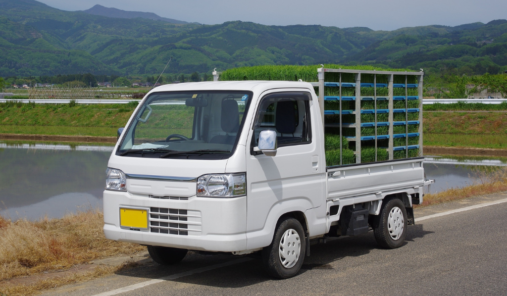 田圃に佇む軽トラ