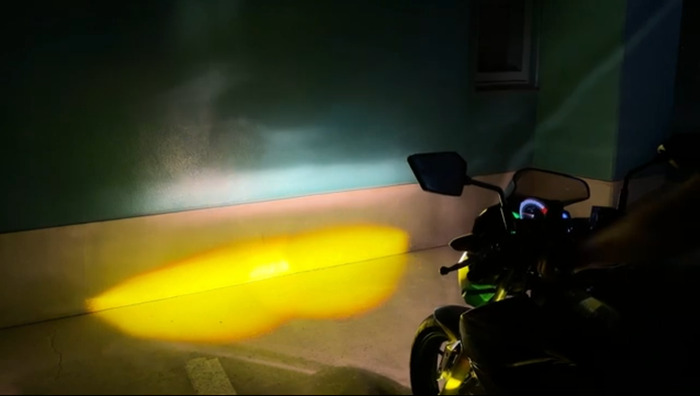 バイクフォグを壁に照らす