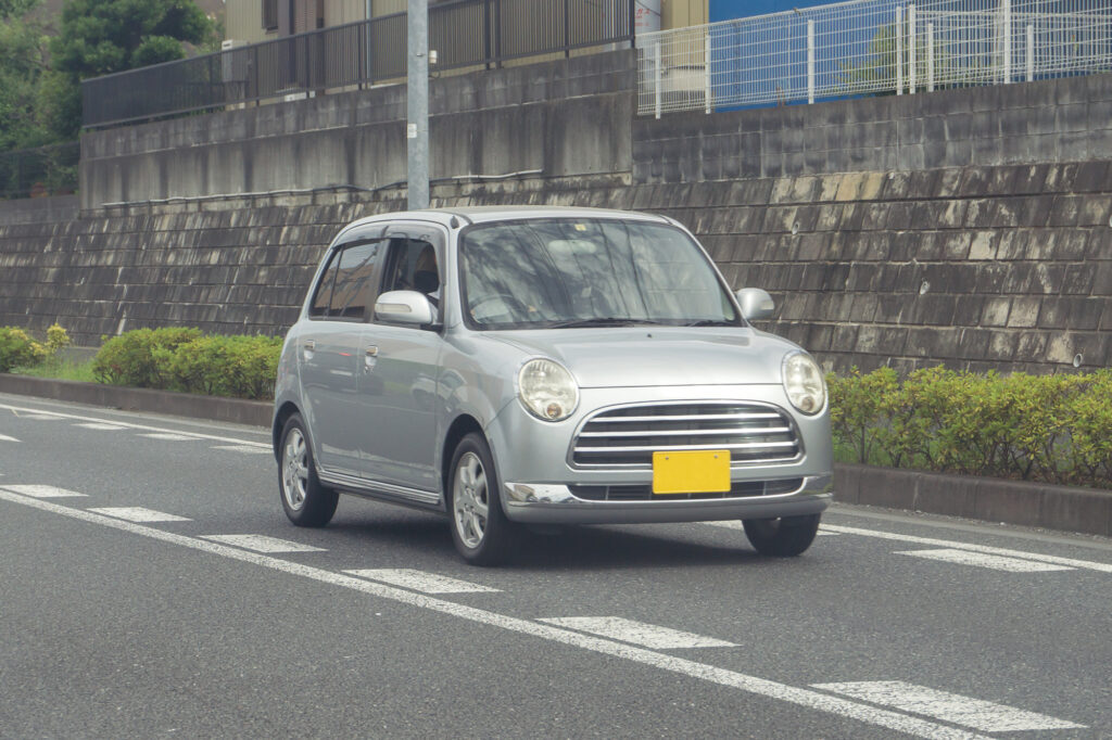 田舎道を走るミラジーノ