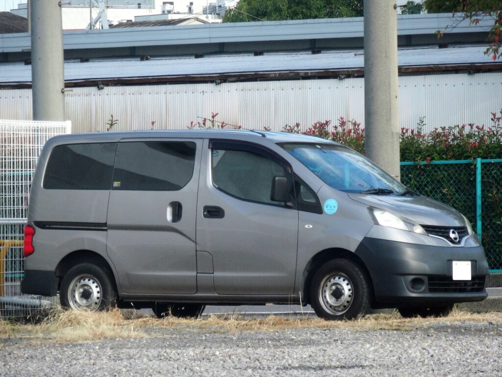 砂利の駐車場に駐車するバネット