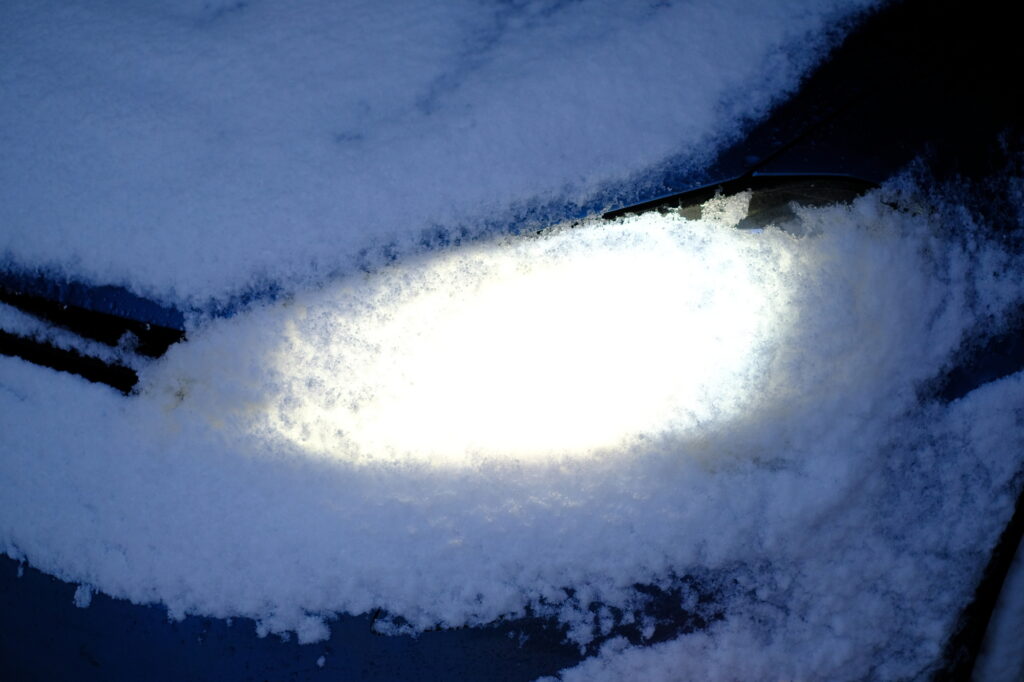 雪で全く使い物にならないヘッドライト