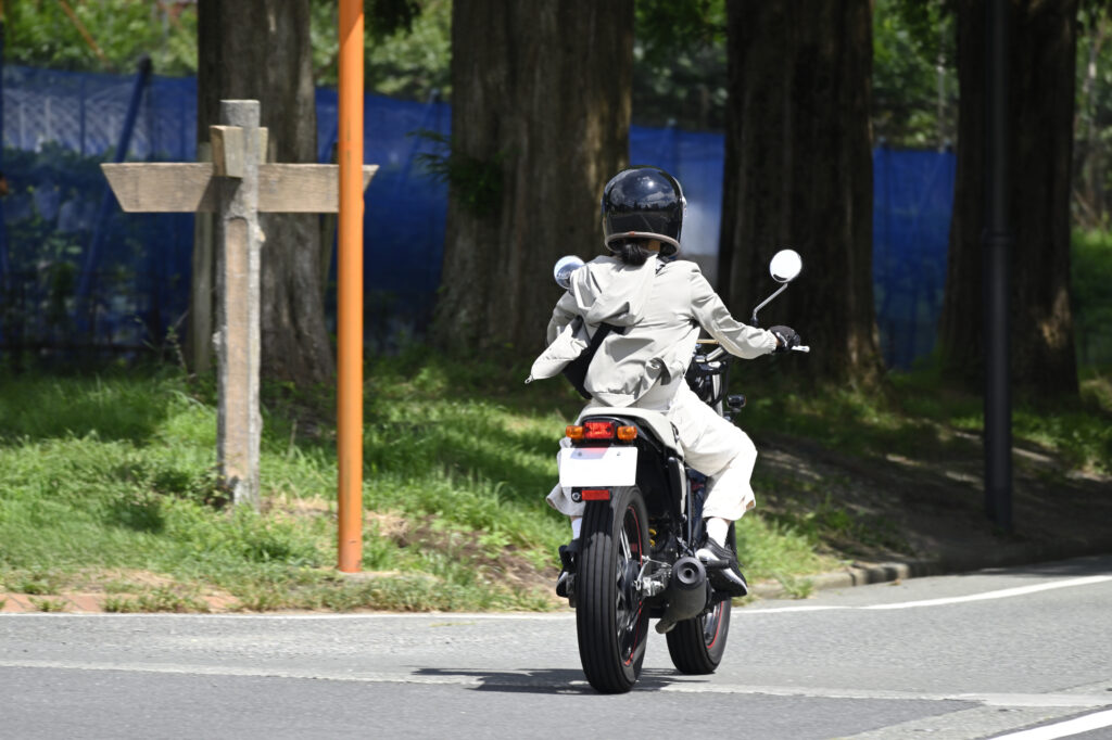 FTRにまたがるバイク女子