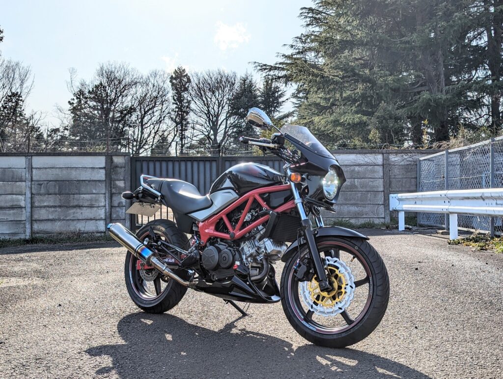 門の前に停車するVTR250