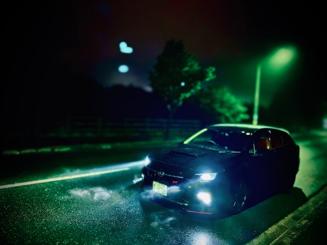 LEDライトを点灯している車