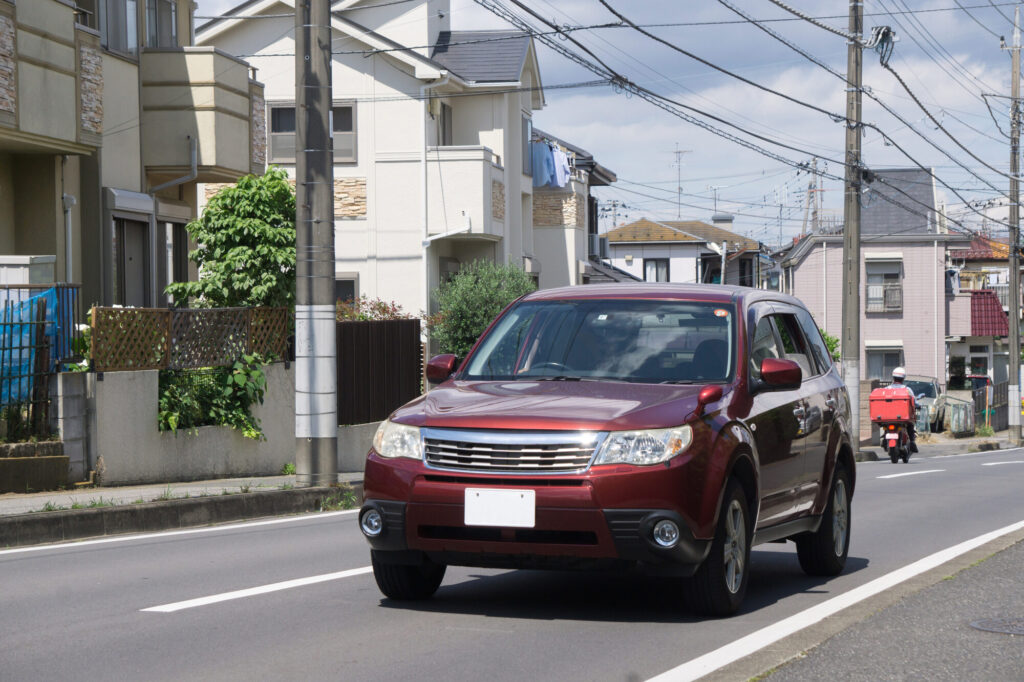 街を走る赤のフォレスター