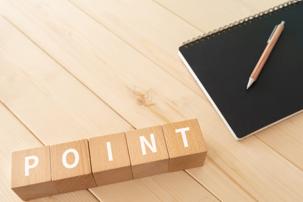 「point」と書かれたウッドキューブ