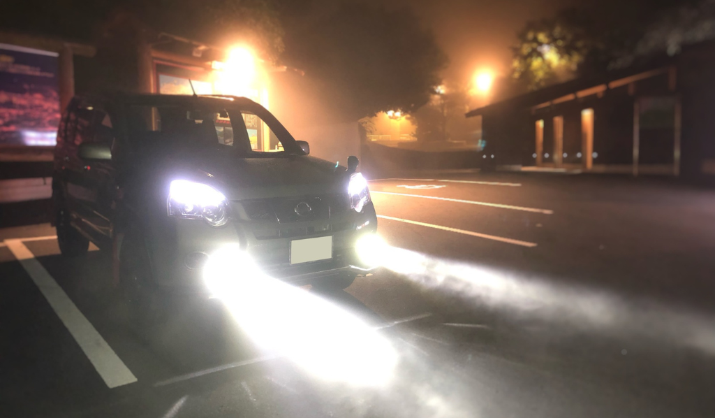 夜の道路にて、フォグランプを点灯している車