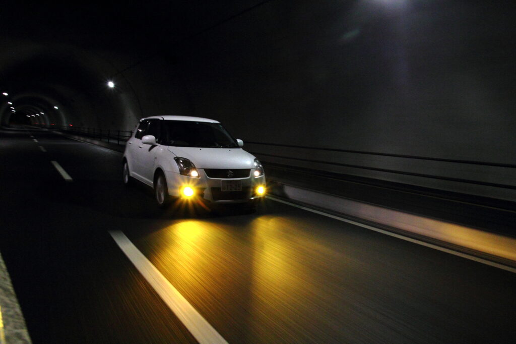 トンネル内でLEDフォグランプを点灯するスズキ・スイフト