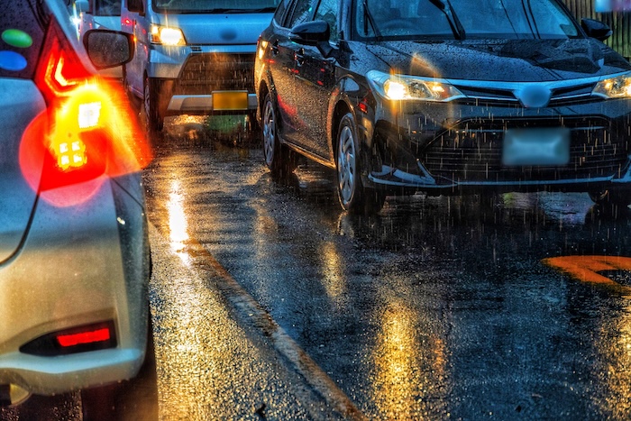 雨の日のハロゲンヘッドライト