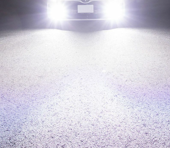 白いLEDフォグランプが明るく点灯している車