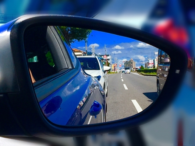 車のミラー越しに映る風景