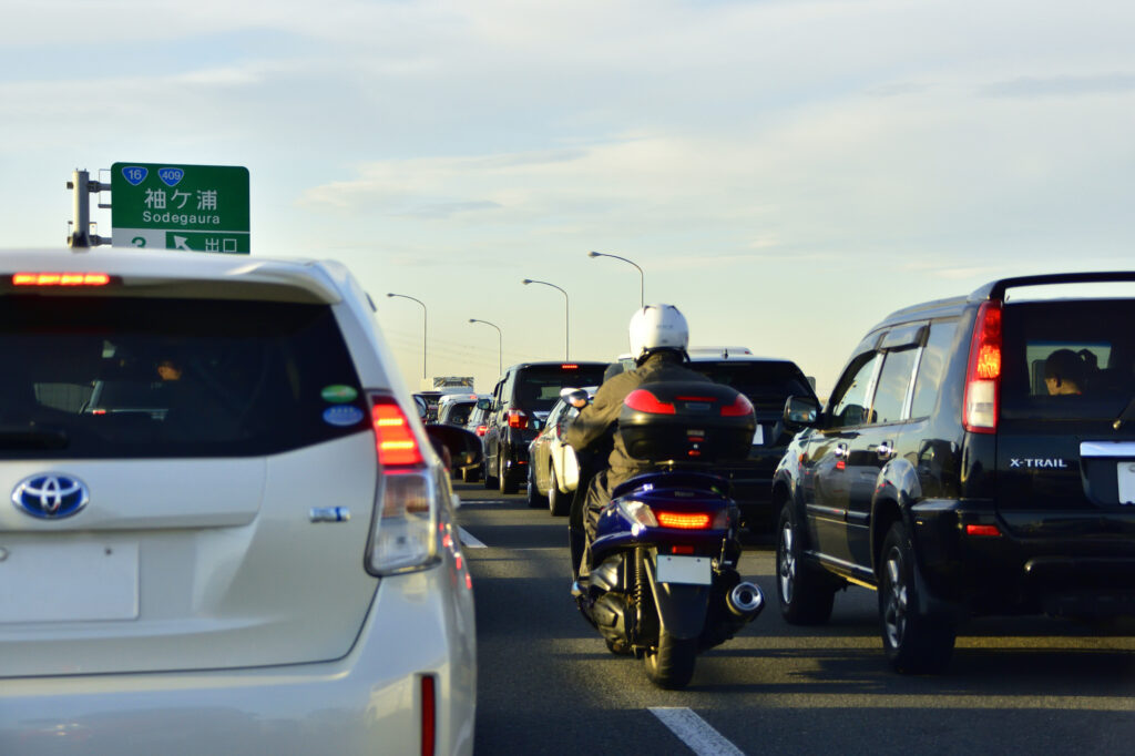 夕方の道路を走行する車両