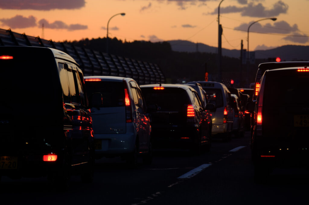 複数の車両のブレーキランプが点灯している様子