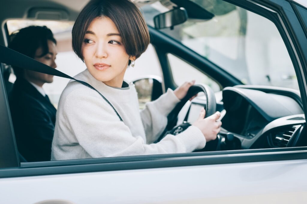 運転で後方確認する女性