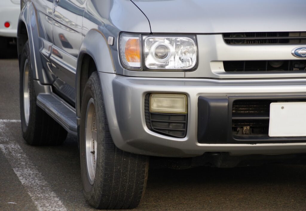 シルバーの車体とヘッドライト