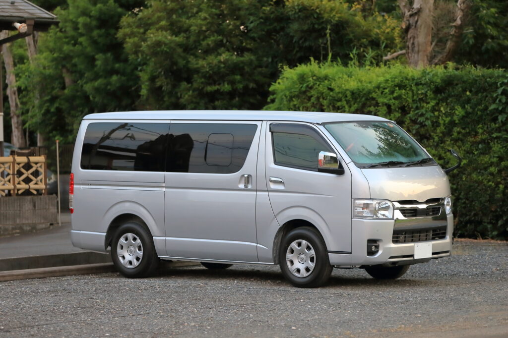 停車するハイエース（イメージ）