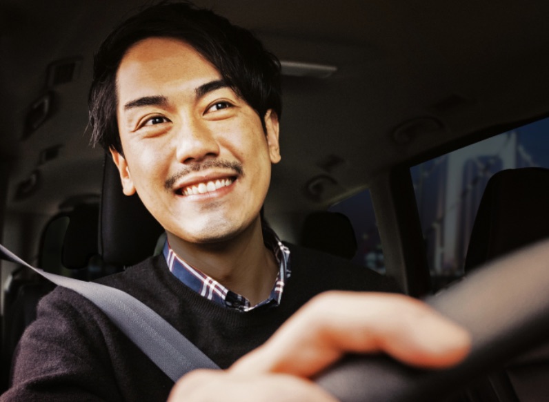夜間の運転を楽しむ男性ドライバー