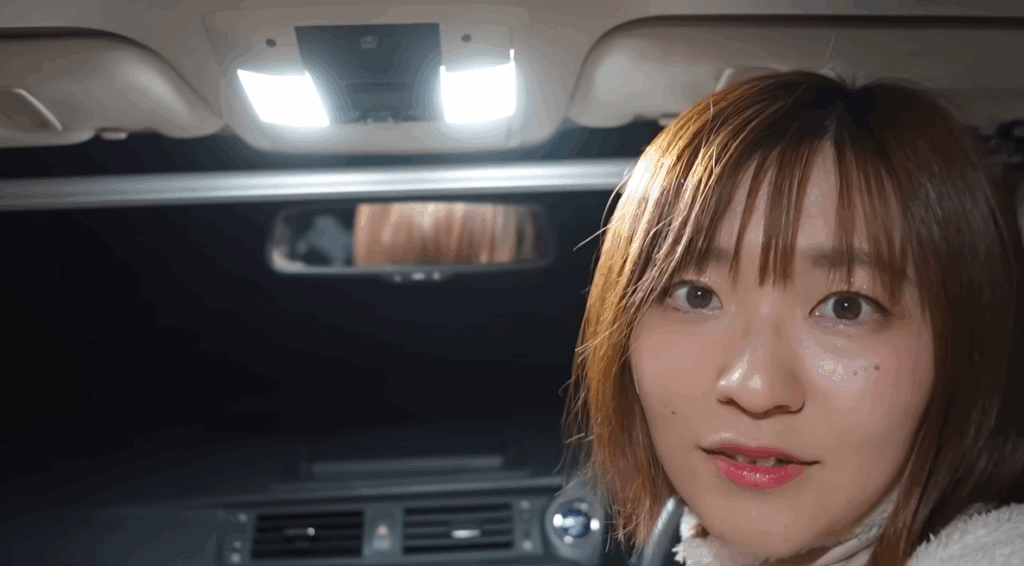 内山ミエさん ルームランプ点灯画像