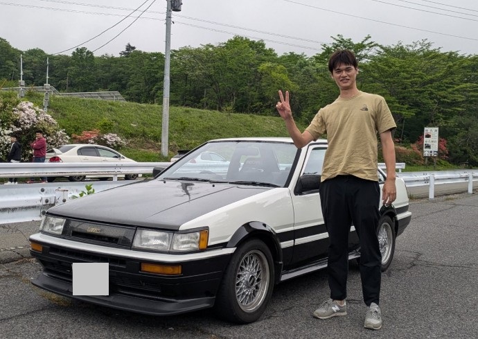 ae86の前でピースサインをするとよちゃんガレージさん