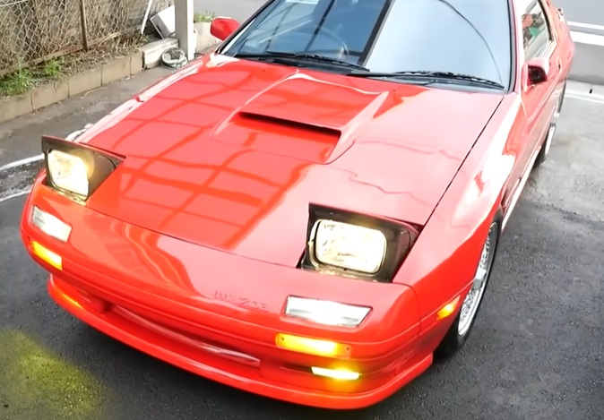 ヘッドライトにハロゲンバルブをつけたRX-7