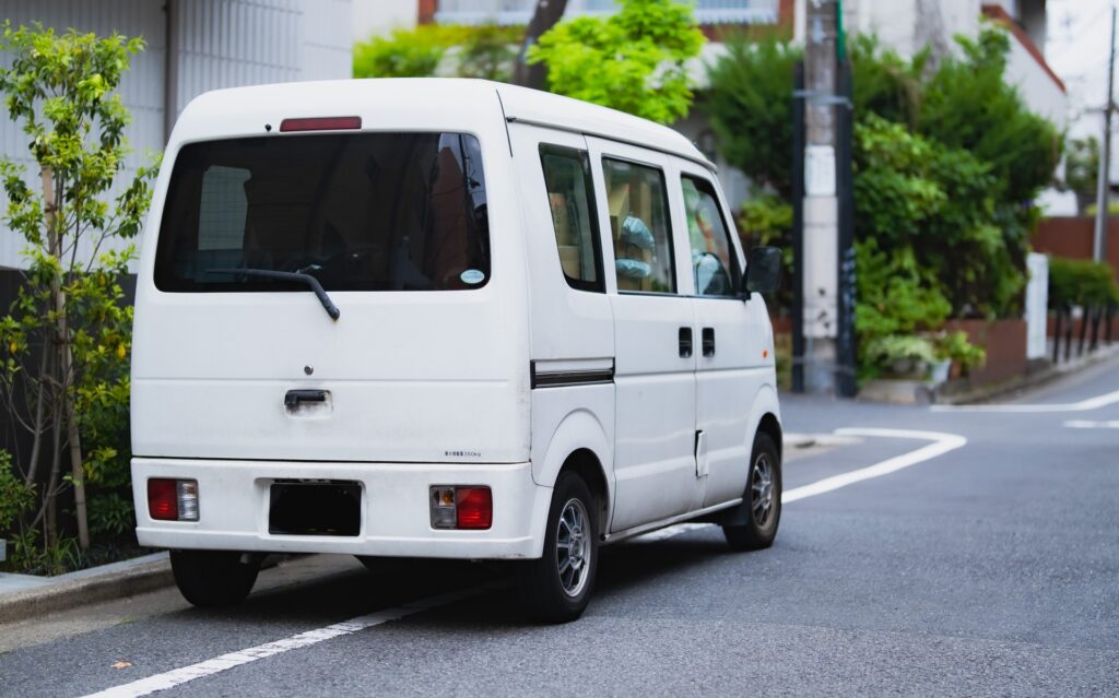 駐車する軽バンの画像