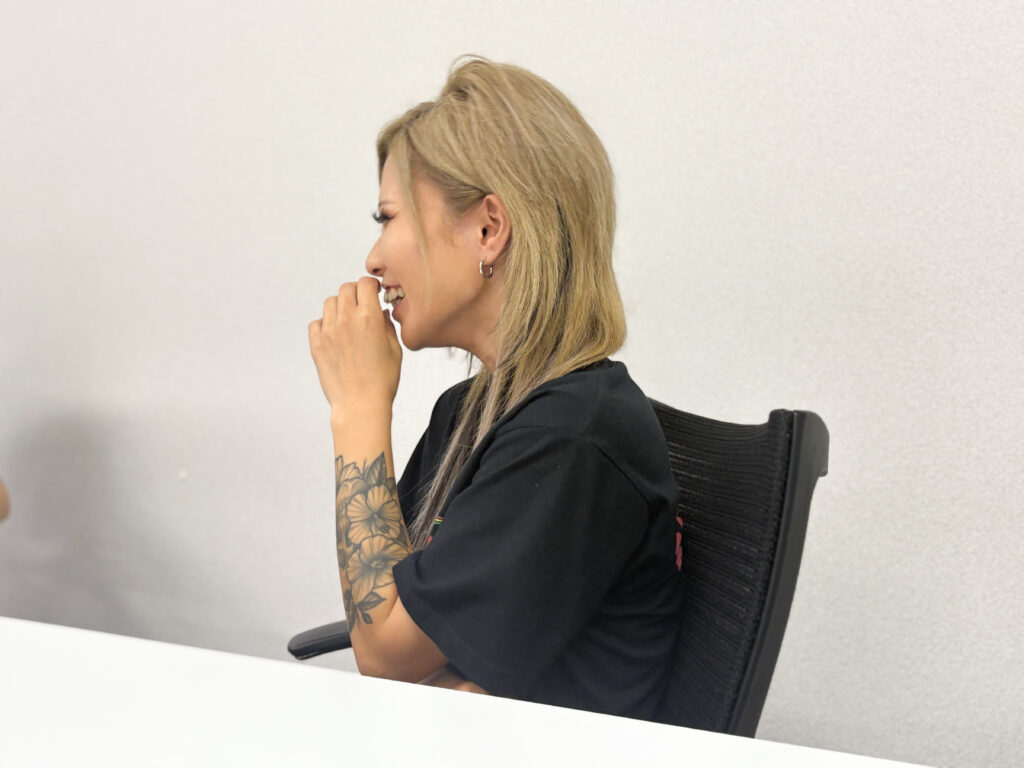 HID屋のインタビューで笑顔で話す油浦桃さん