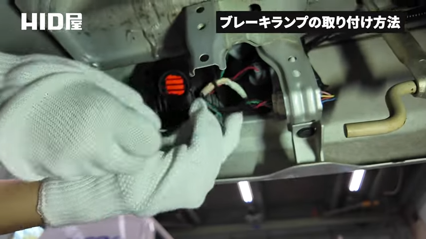 純正のブレーキランプを取り外す様子