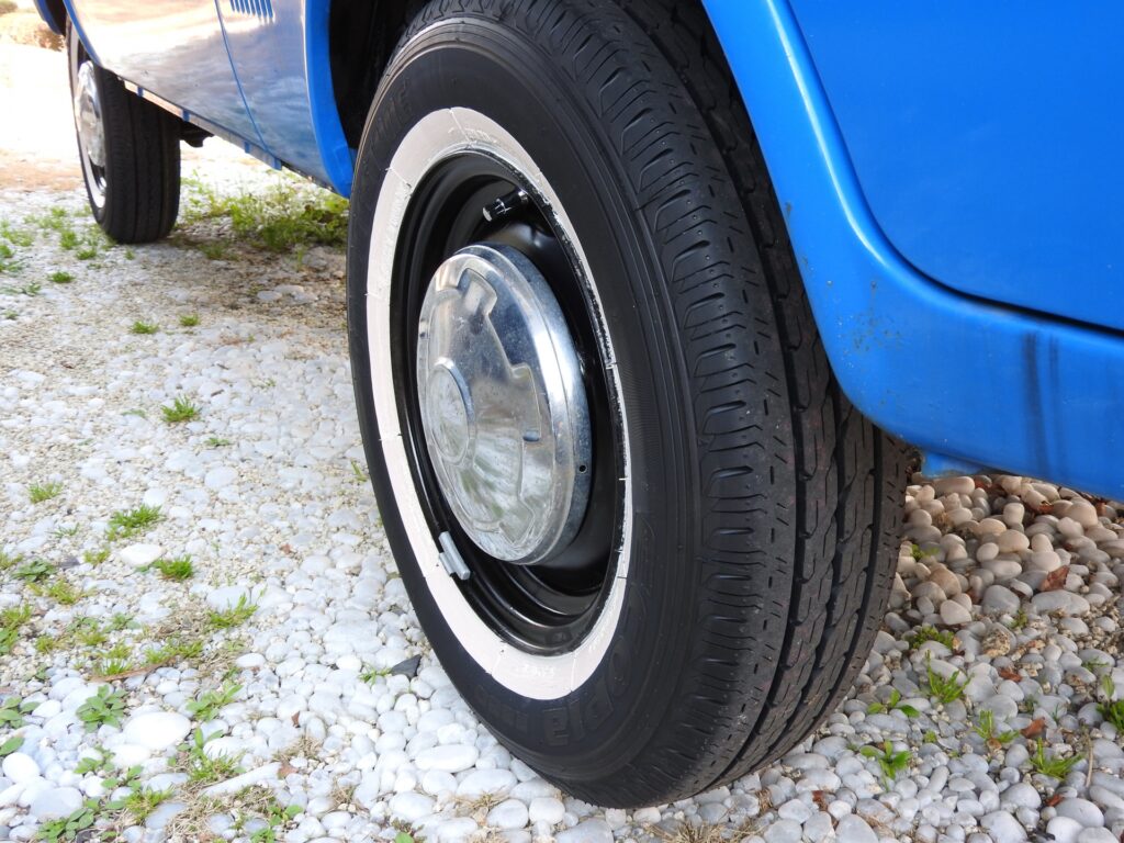 ホワイトレター入りタイヤとレトロなホイールキャップ