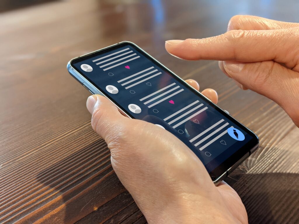 スマートフォンでSNSを確認する様子（イメージ）