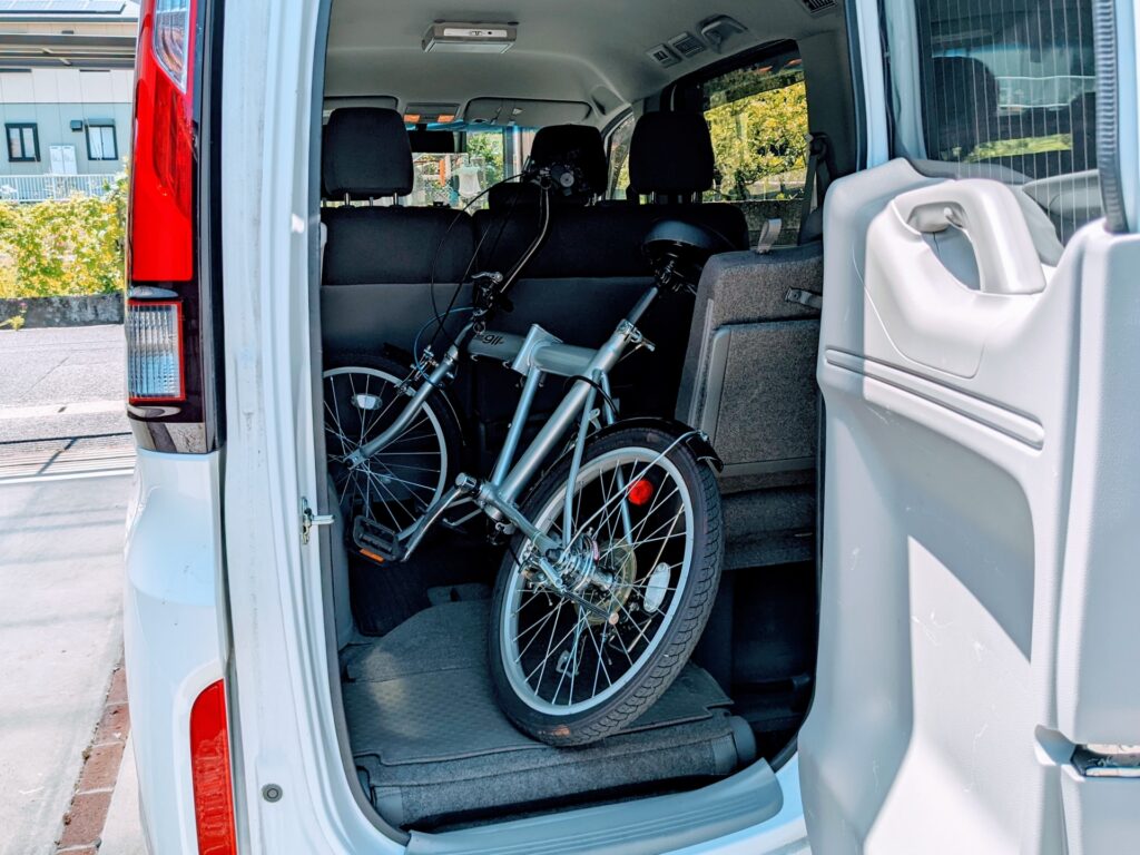 自転車を積んだステップワゴンの荷室(わくわくゲート)