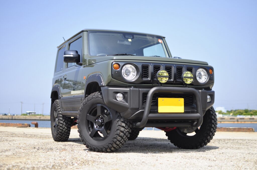 マッドテレーンタイヤを装着したジムニー