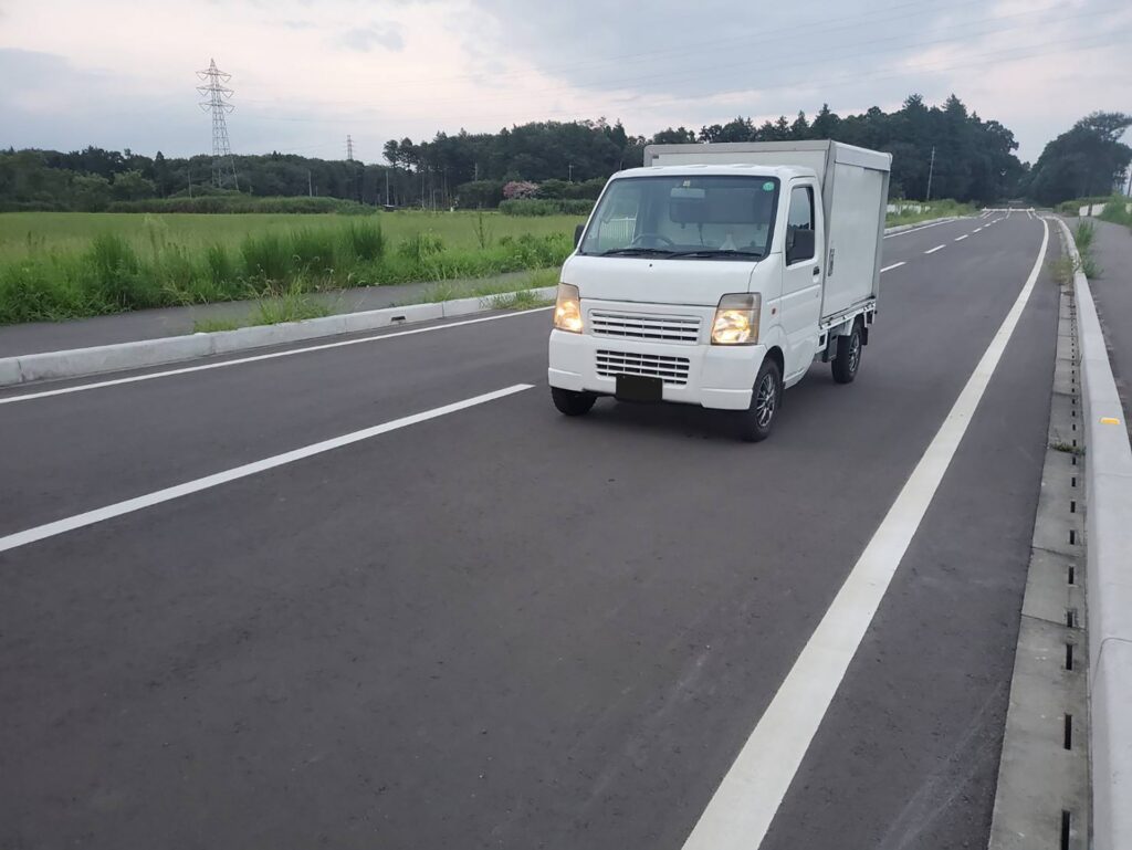 ライトを付けた軽トラ