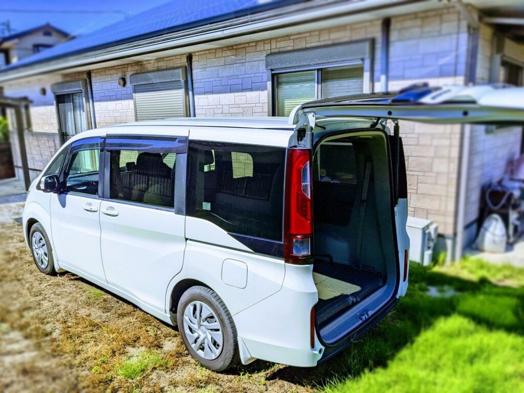 テールゲートを開いたステップワゴン_白