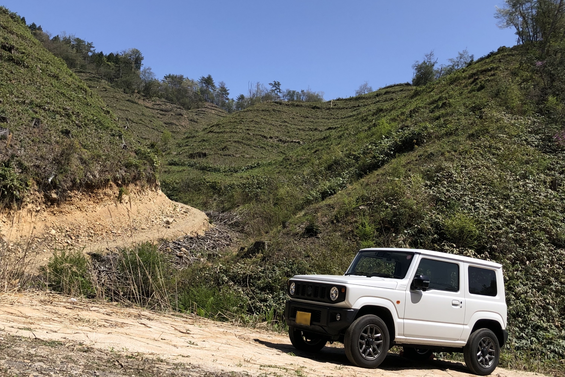 ジムニーをキャンプ仕様にするカスタム方法4選！おすすめアイテムや、新型・JB23など年式別のカスタム方法も紹介_アイキャッチ