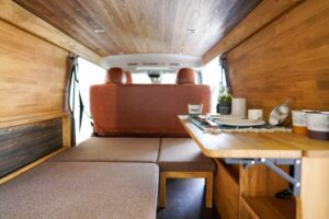 キャンピングカー　内装