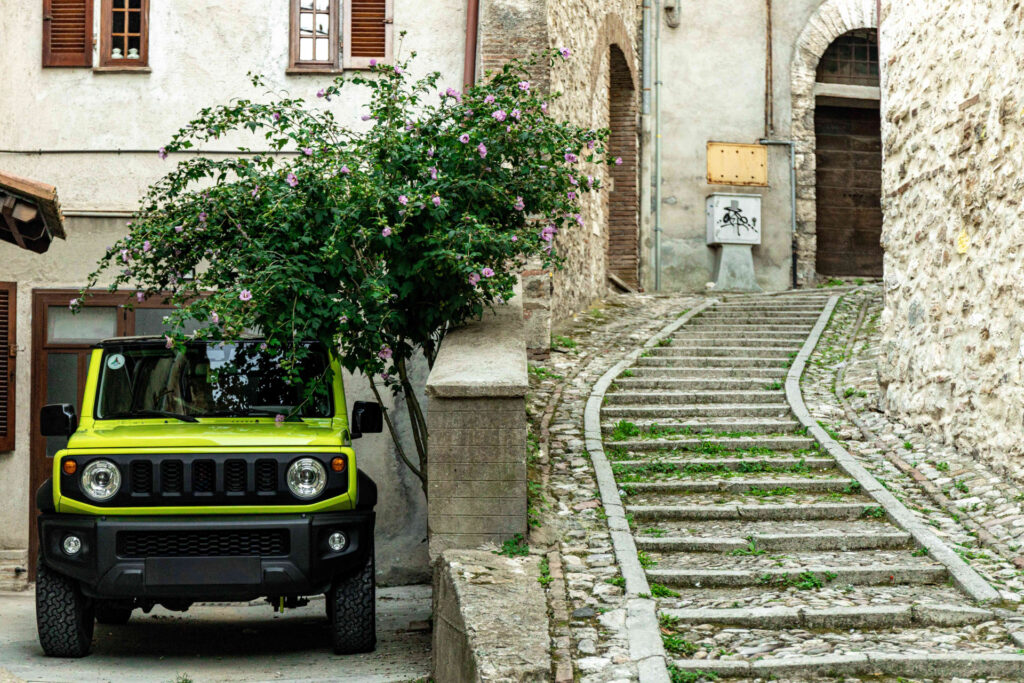おしゃれな街並みと新型ジムニー