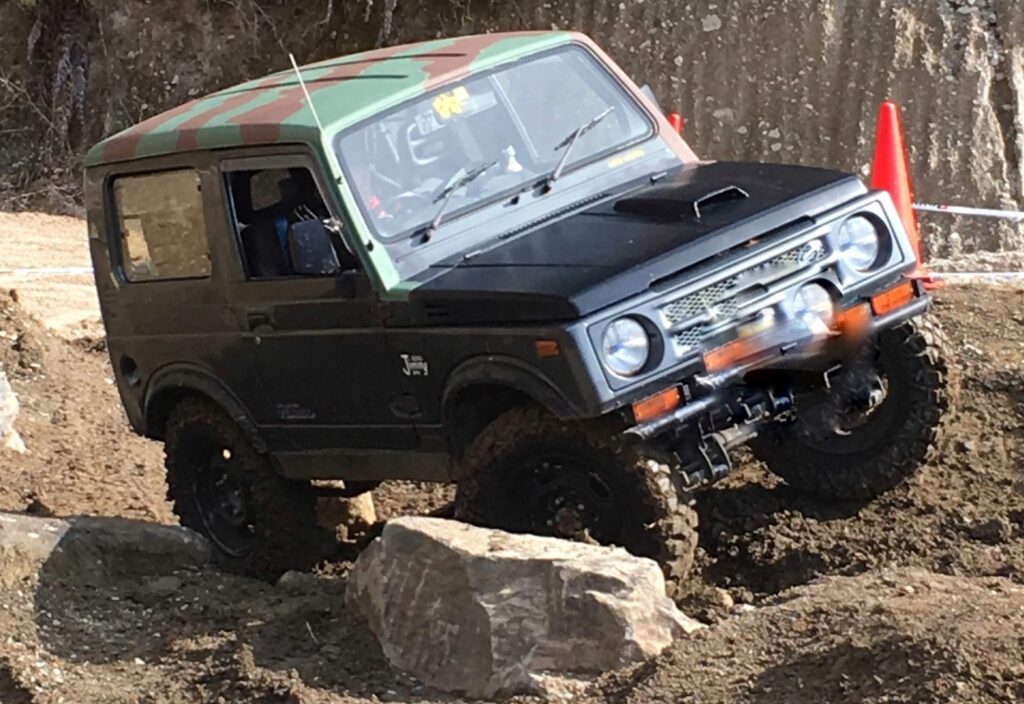 オフロードを走行するジムニー