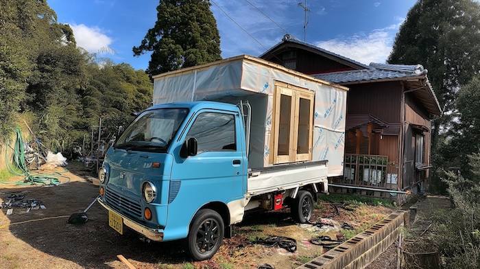 軽トラキャンピングカーの外装を整える