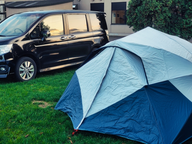 ステップワゴンの隣にテントを設置した様子