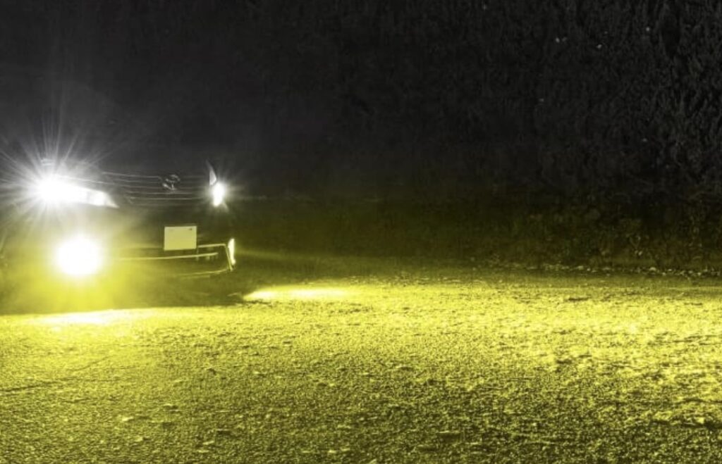LEDフォグランプ点灯イメージ_HID屋 爆光フォグランプ H8 H11 LED フォグ イエロー