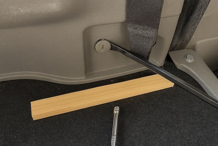 内装の内張を剥がす