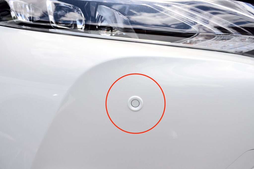 バンパーに装着されたコーナーセンサー(赤丸部分)
