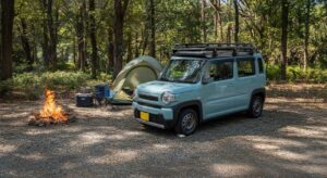 キャンプ仕様にカスタムしたハスラーでアウトドアを楽しむ様子