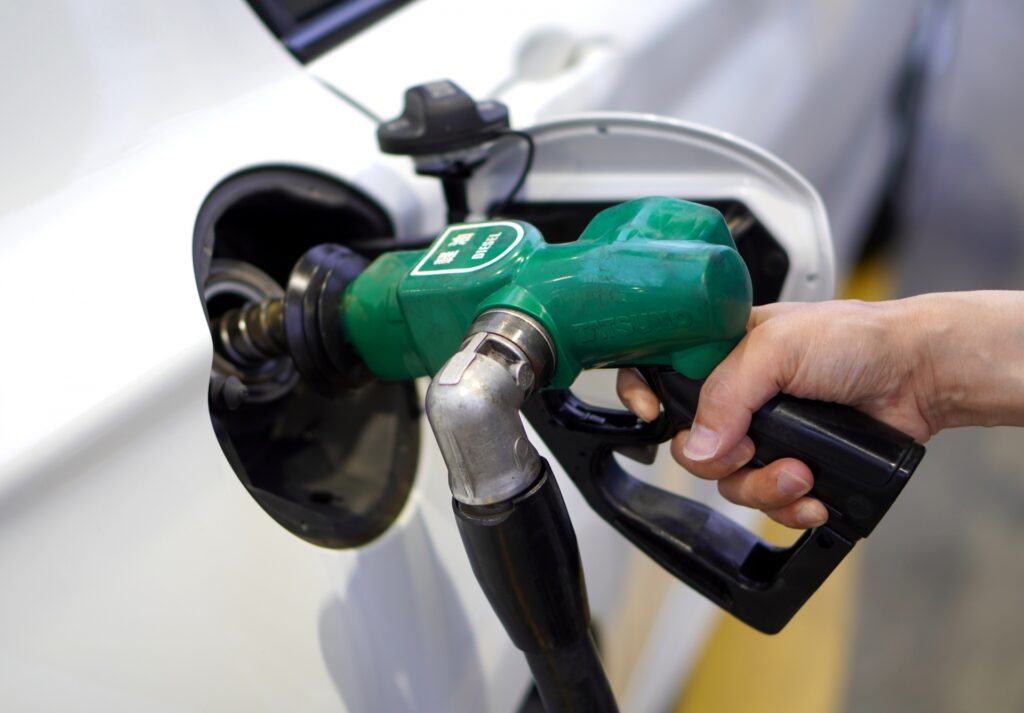 自動車に給油している様子（軽油）