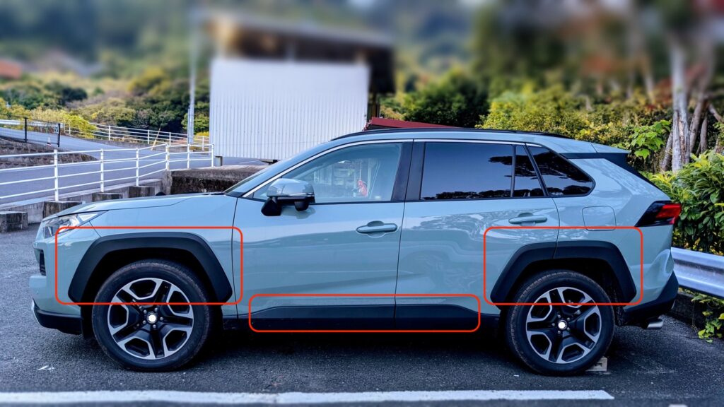 樹脂パーツが装着された車(赤枠部分が樹脂パーツ)