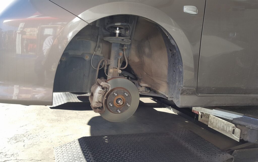 ホイールを外した状態の車体(フェンダーとタイヤハウスの参考)